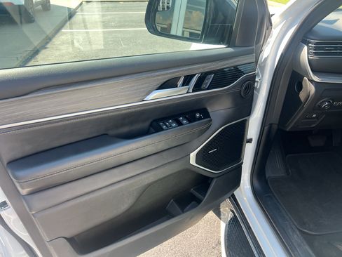 Used 2024 Jeep Wagoneer Series II w/ Flexible Seating Group RWD image 22