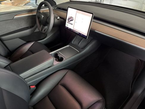Used 2024 Tesla Model Y Long Range RWD image 16