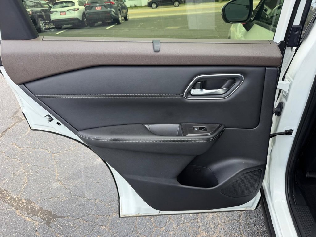 Used 2023 Nissan Rogue Platinum AWD/4WD image 18