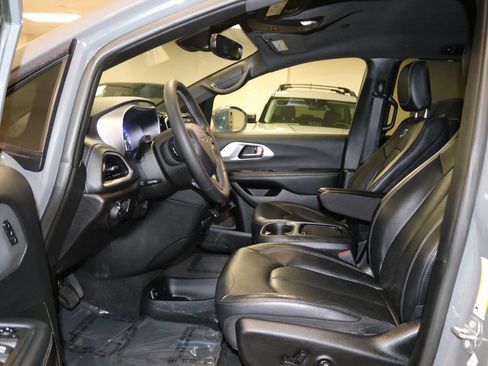 Used 2022 Chrysler Pacifica Touring-L w/ S Appearance Package FWD image 12