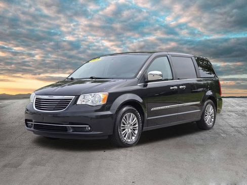 Used 2014 Chrysler Town & Country Touring-L w/ Trailer Tow Group FWD image 4