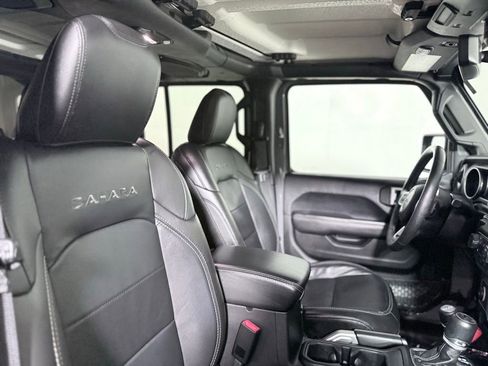 Used 2018 Jeep Wrangler Unlimited Sahara AWD/4WD image 23