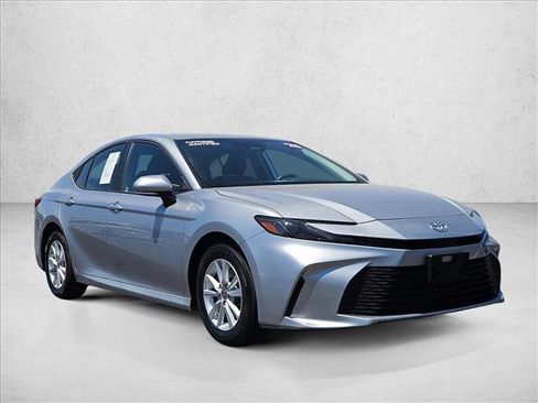 Used 2025 Toyota Camry SE FWD image 3