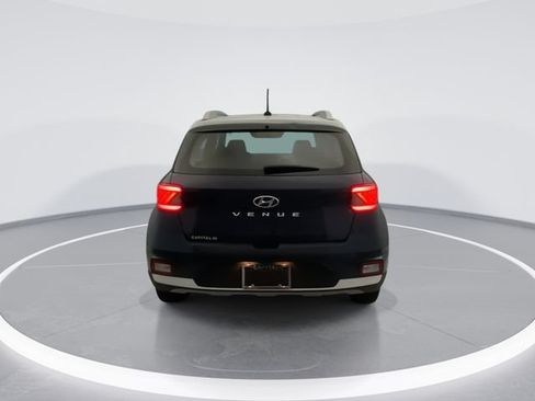 Used 2023 Hyundai Venue Limited FWD image 5