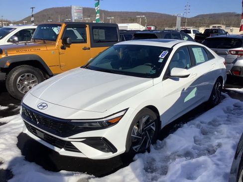 Used 2024 Hyundai Elantra SEL w/ Convenience Package image 4