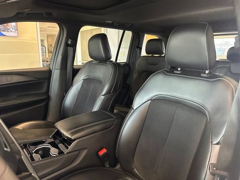 Used 2023 Jeep Grand Cherokee Altitude AWD/4WD image 15