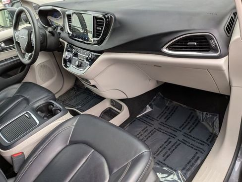 Used 2023 Chrysler Pacifica Touring-L FWD image 35