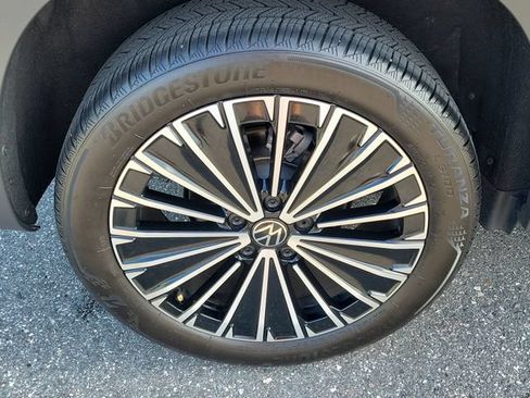 Used 2025 Volkswagen Taos SE FWD image 5