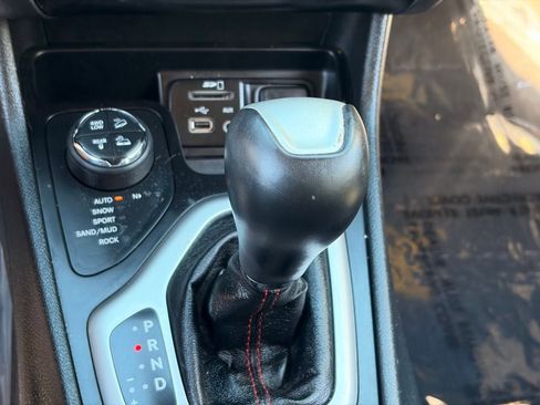Used 2015 Jeep Cherokee Trailhawk w/ Comfort/Convenience Group AWD/4WD image 24