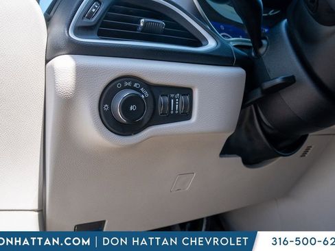 Used 2024 Chrysler Pacifica Touring-L FWD image 17