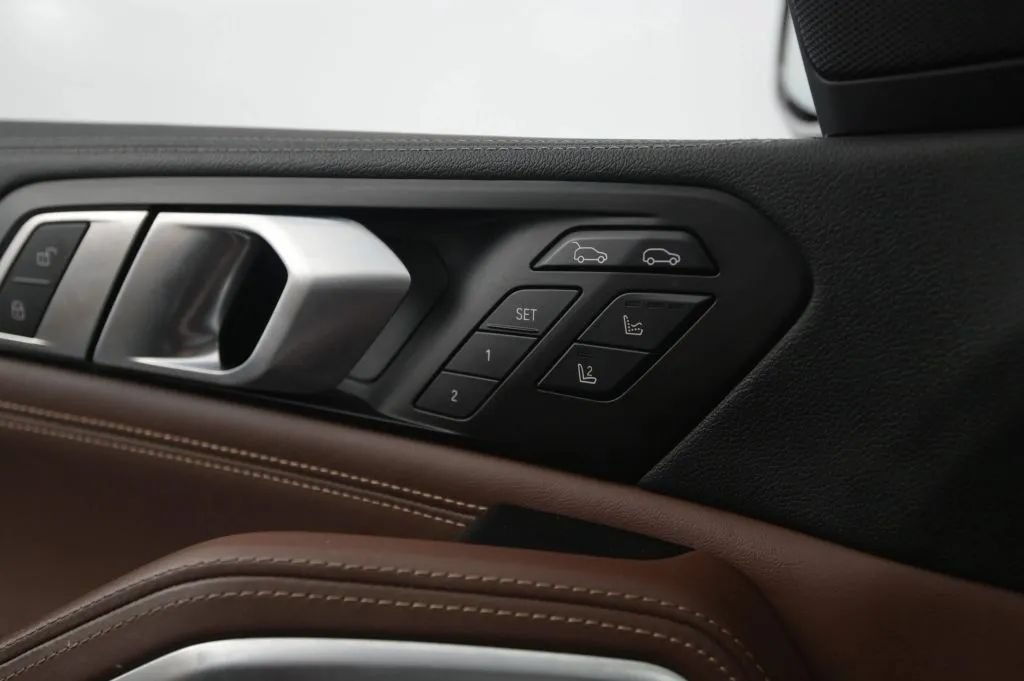 Used 2023 BMW X6 xDrive40i w/ M Sport Package AWD/4WD image 31