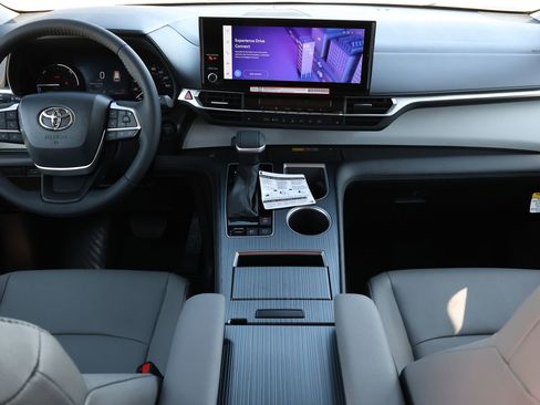 New 2026 Toyota Sienna XLE FWD image 2