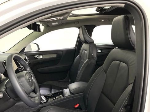 Certified 2024 Volvo XC40 B5 Plus w/ Climate Package image 28