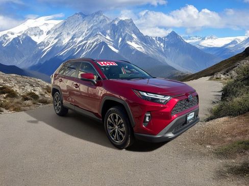 Used 2023 Toyota RAV4 XLE Premium image 7