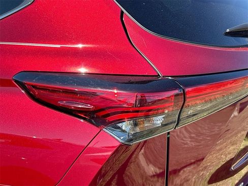 Used 2023 Toyota Highlander Limited image 14