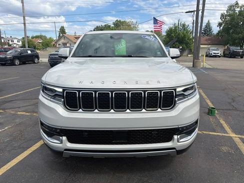 Used 2022 Jeep Wagoneer Series III w/ Premium Group I AWD/4WD image 2