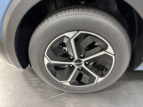 New 2026 Kia Niro EX FWD image 2