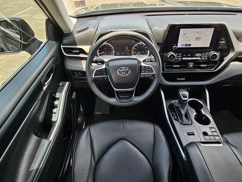 Used 2023 Toyota Highlander XLE FWD image 28