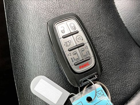 Used 2017 Chrysler Pacifica Touring-L image 12