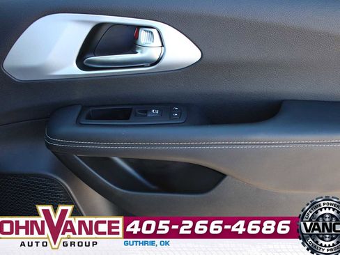 Used 2025 Chrysler Pacifica Limited image 18