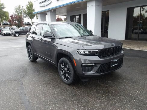New 2025 Jeep Grand Cherokee Limited image 2