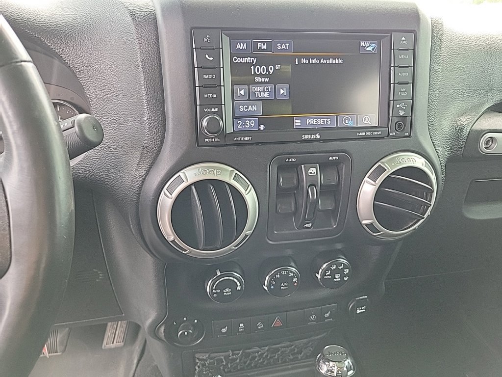 Used 2018 Jeep Wrangler Unlimited Sahara w/ Dual Top Group AWD/4WD image 13