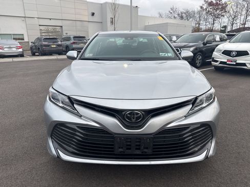 Used 2018 Toyota Camry LE image 2