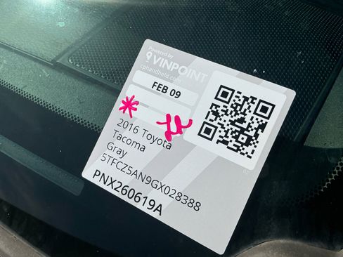 Used 2016 Toyota Tacoma TRD Sport w/ Towing Package image 25