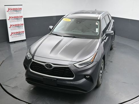 Used 2021 Toyota Highlander XLE AWD/4WD image 29