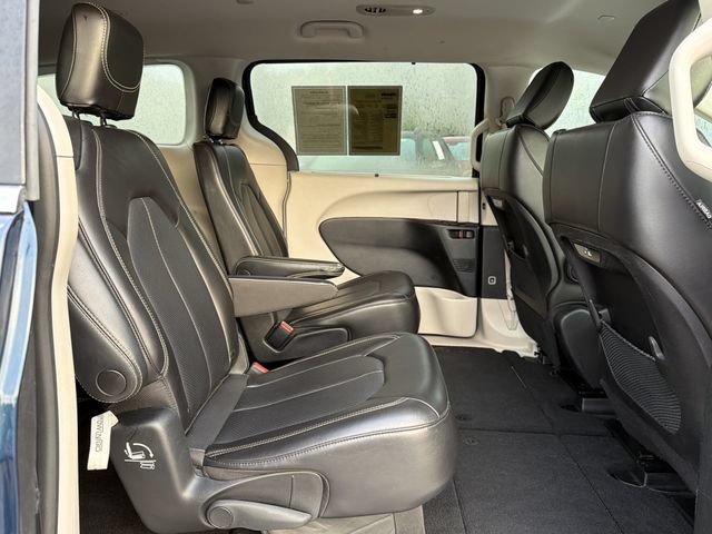 Used 2023 Chrysler Pacifica Touring-L FWD image 17