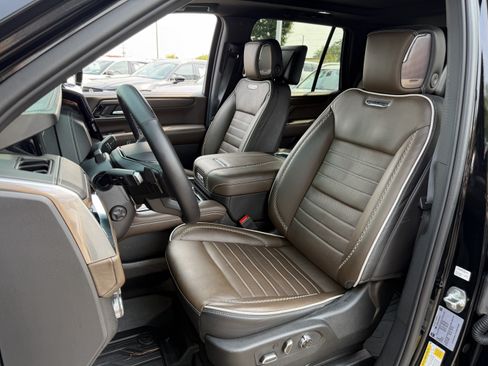 Used 2025 GMC Yukon Denali Ultimate AWD/4WD image 16