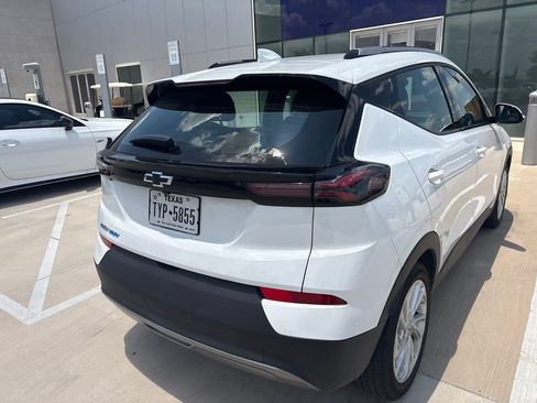 Used 2023 Chevrolet Bolt EUV LT w/ Driver Confidence Package FWD image 2