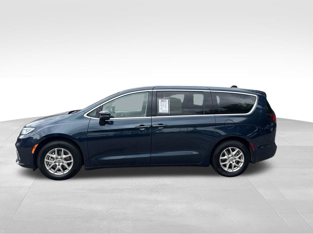 Used 2023 Chrysler Pacifica Touring-L FWD image 4