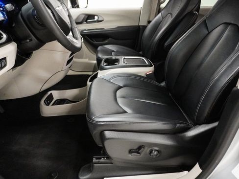 Certified 2024 Chrysler Pacifica Touring-L image 11