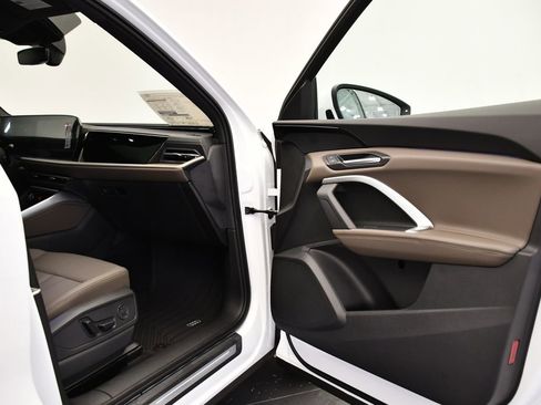 Used 2025 Audi Q5 Premium w/ Convenience Package image 44