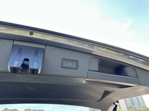 Used 2022 Volkswagen Atlas SE w/ Black Wheel Package FWD image 17