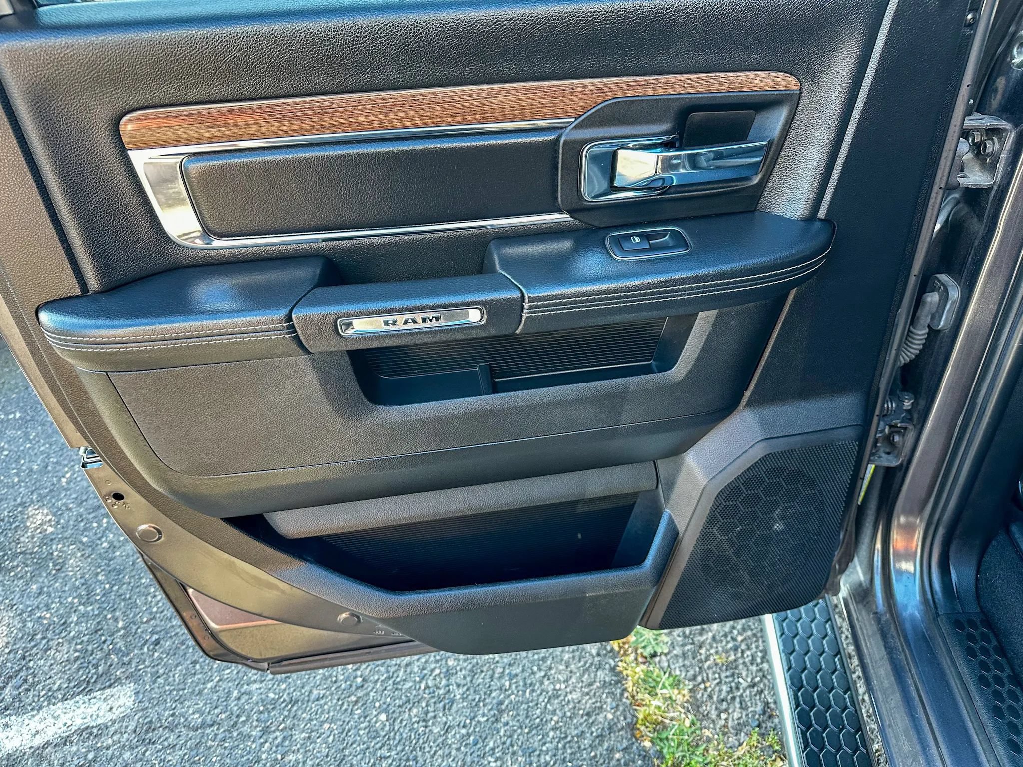 Used 2018 RAM 1500 Laramie w/ Convenience Group AWD/4WD image 30