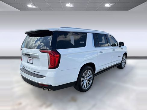 Used 2022 GMC Yukon XL Denali w/ Denali Premium Package image 8