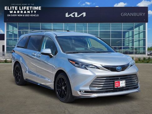 Used 2024 Toyota Sienna Platinum FWD image 3