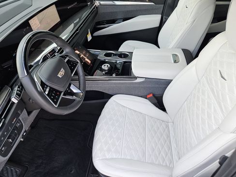 Certified 2025 Cadillac Escalade ESV V AWD/4WD image 16