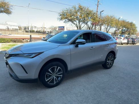 Used 2023 Toyota Venza LE image 4