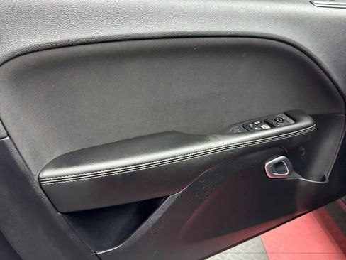 Used 2018 Dodge Challenger SXT RWD image 9