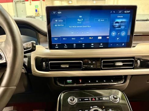 Used 2023 Lincoln Nautilus Reserve AWD/4WD image 4