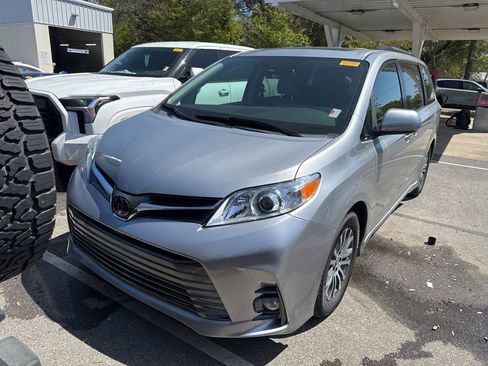 Used 2018 Toyota Sienna XLE w/ XLE Navigation Package image 1