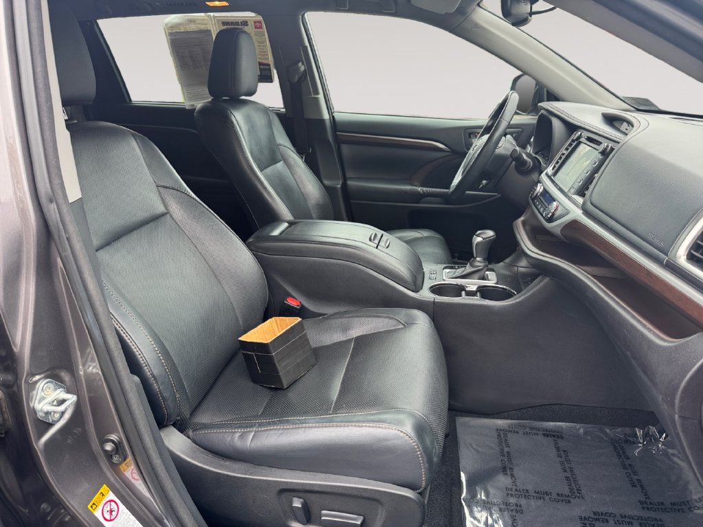 Used 2016 Toyota Highlander Limited w/ Driver Technology Package AWD/4WD image 15