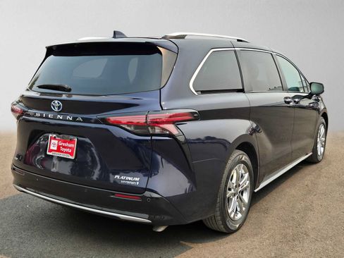 Used 2023 Toyota Sienna Platinum AWD/4WD image 3