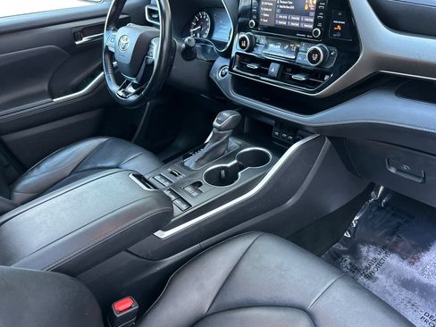 Used 2020 Toyota Highlander XLE AWD/4WD image 19