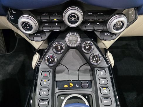 Used 2021 Aston Martin V8 Vantage Roadster image 15