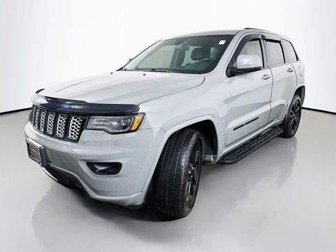 Used 2020 Jeep Grand Cherokee Altitude image 3