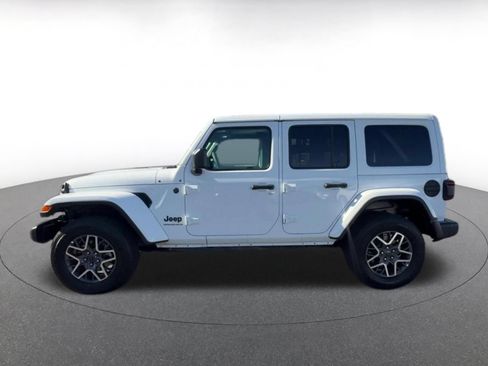 Used 2025 Jeep Wrangler Unlimited Sahara AWD/4WD image 9